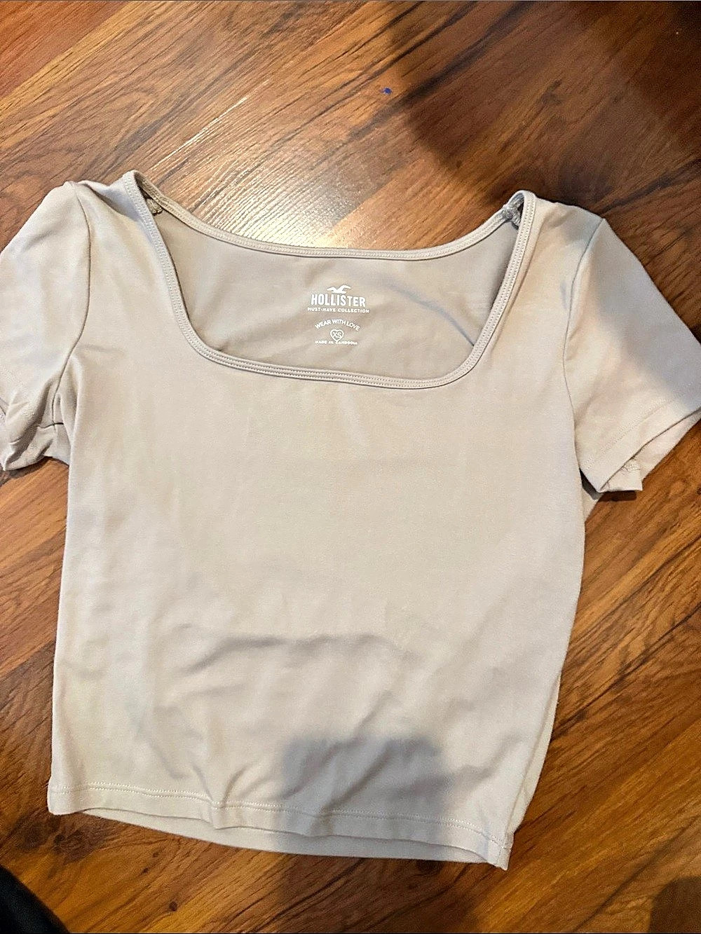 Hollister Short Sleeve Scoop Neck Top in Beige